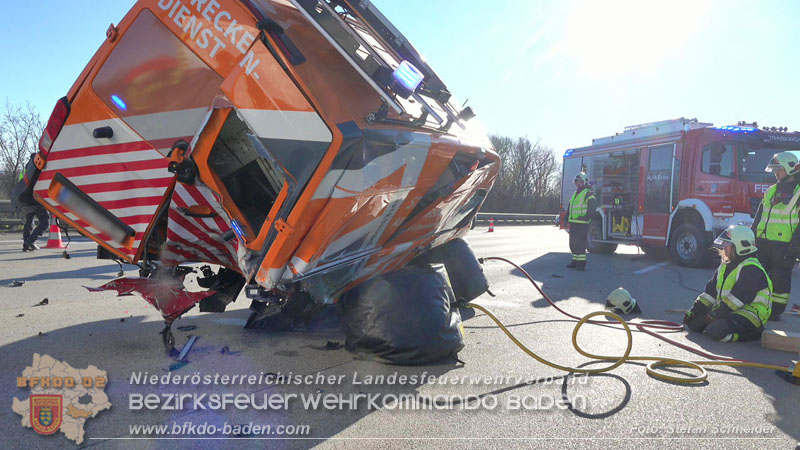 20260103_Pkw prallt gegen Streckendienstfahrzeug auf der A2 Foto: Stefan Schneider BFKDO BADEN 20260103_Pkw prallt gegen Streckendienstfahrzeug auf der A2 Foto: Stefan Schneider BFKDO BADEN