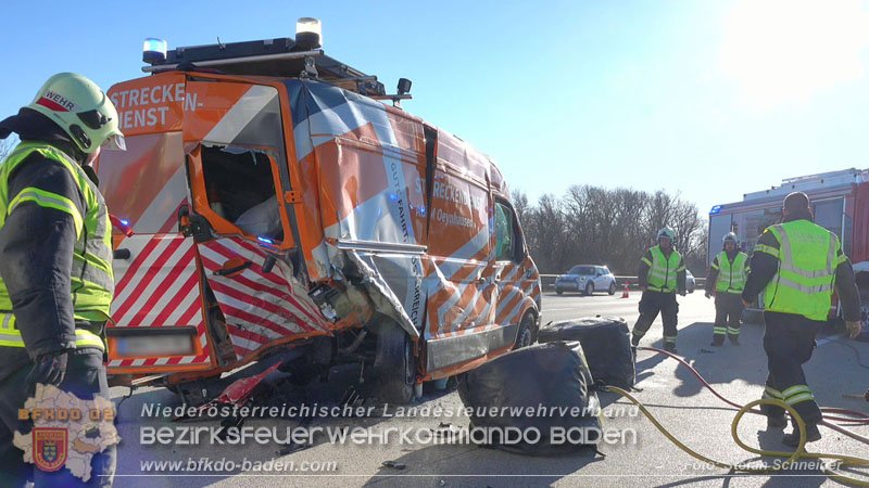 20260103_Pkw prallt gegen Streckendienstfahrzeug auf der A2 Foto: Stefan Schneider BFKDO BADEN 20260103_Pkw prallt gegen Streckendienstfahrzeug auf der A2 Foto: Stefan Schneider BFKDO BADEN