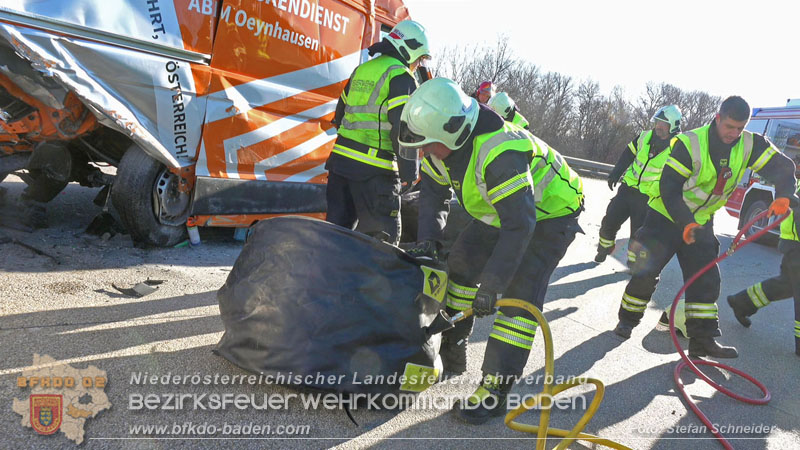 20260103_Pkw prallt gegen Streckendienstfahrzeug auf der A2 Foto: Stefan Schneider BFKDO BADEN 20260103_Pkw prallt gegen Streckendienstfahrzeug auf der A2 Foto: Stefan Schneider BFKDO BADEN