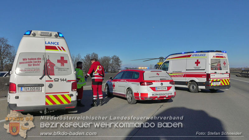 20260103_Pkw prallt gegen Streckendienstfahrzeug auf der A2 Foto: Stefan Schneider BFKDO BADEN 20260103_Pkw prallt gegen Streckendienstfahrzeug auf der A2 Foto: Stefan Schneider BFKDO BADEN
