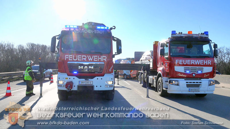 20260103_Pkw prallt gegen Streckendienstfahrzeug auf der A2 Foto: Stefan Schneider BFKDO BADEN 20260103_Pkw prallt gegen Streckendienstfahrzeug auf der A2 Foto: Stefan Schneider BFKDO BADEN