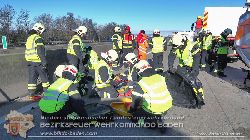20260103_Pkw prallt gegen Streckendienstfahrzeug auf der A2 Foto: Stefan Schneider BFKDO BADEN 20260103_Pkw prallt gegen Streckendienstfahrzeug auf der A2 Foto: Stefan Schneider BFKDO BADEN