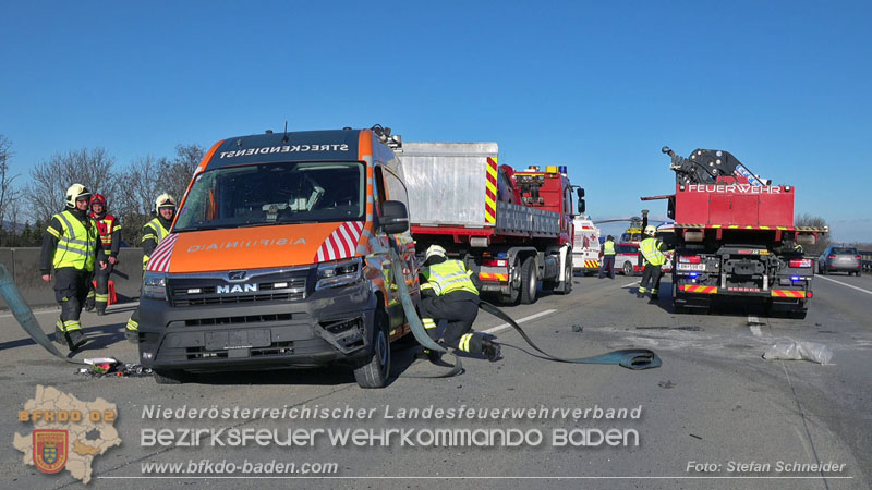 20260103_Pkw prallt gegen Streckendienstfahrzeug auf der A2 Foto: Stefan Schneider BFKDO BADEN 20260103_Pkw prallt gegen Streckendienstfahrzeug auf der A2 Foto: Stefan Schneider BFKDO BADEN