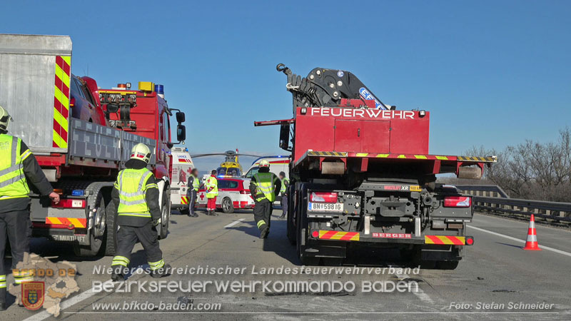 20260103_Pkw prallt gegen Streckendienstfahrzeug auf der A2 Foto: Stefan Schneider BFKDO BADEN 20260103_Pkw prallt gegen Streckendienstfahrzeug auf der A2 Foto: Stefan Schneider BFKDO BADEN