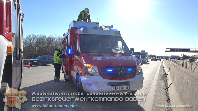 20260103_Pkw prallt gegen Streckendienstfahrzeug auf der A2 Foto: Stefan Schneider BFKDO BADEN 20260103_Pkw prallt gegen Streckendienstfahrzeug auf der A2 Foto: Stefan Schneider BFKDO BADEN
