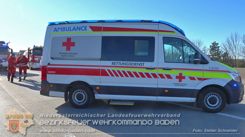 20260103_Pkw prallt gegen Streckendienstfahrzeug auf der A2 Foto: Stefan Schneider BFKDO BADEN 20260103_Pkw prallt gegen Streckendienstfahrzeug auf der A2 Foto: Stefan Schneider BFKDO BADEN