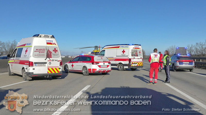 20260103_Pkw prallt gegen Streckendienstfahrzeug auf der A2 Foto: Stefan Schneider BFKDO BADEN 20260103_Pkw prallt gegen Streckendienstfahrzeug auf der A2 Foto: Stefan Schneider BFKDO BADEN