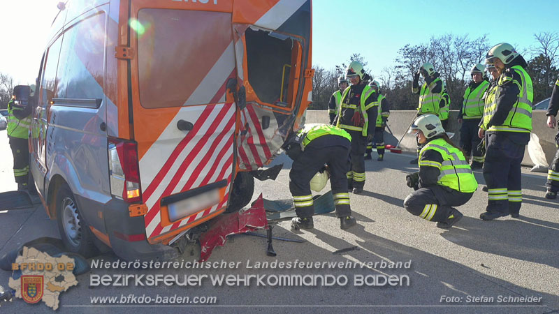 20260103_Pkw prallt gegen Streckendienstfahrzeug auf der A2 Foto: Stefan Schneider BFKDO BADEN 20260103_Pkw prallt gegen Streckendienstfahrzeug auf der A2 Foto: Stefan Schneider BFKDO BADEN