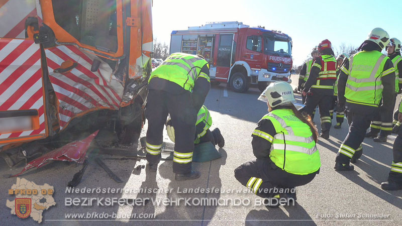 20260103_Pkw prallt gegen Streckendienstfahrzeug auf der A2 Foto: Stefan Schneider BFKDO BADEN 20260103_Pkw prallt gegen Streckendienstfahrzeug auf der A2 Foto: Stefan Schneider BFKDO BADEN