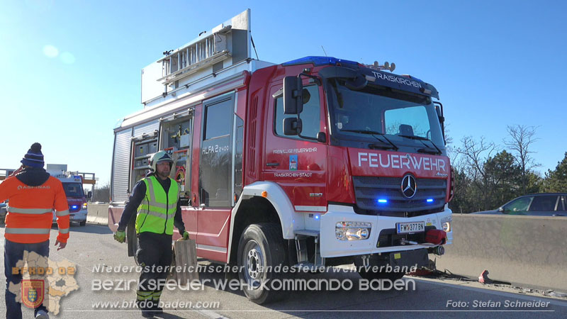20260103_Pkw prallt gegen Streckendienstfahrzeug auf der A2 Foto: Stefan Schneider BFKDO BADEN 20260103_Pkw prallt gegen Streckendienstfahrzeug auf der A2 Foto: Stefan Schneider BFKDO BADEN