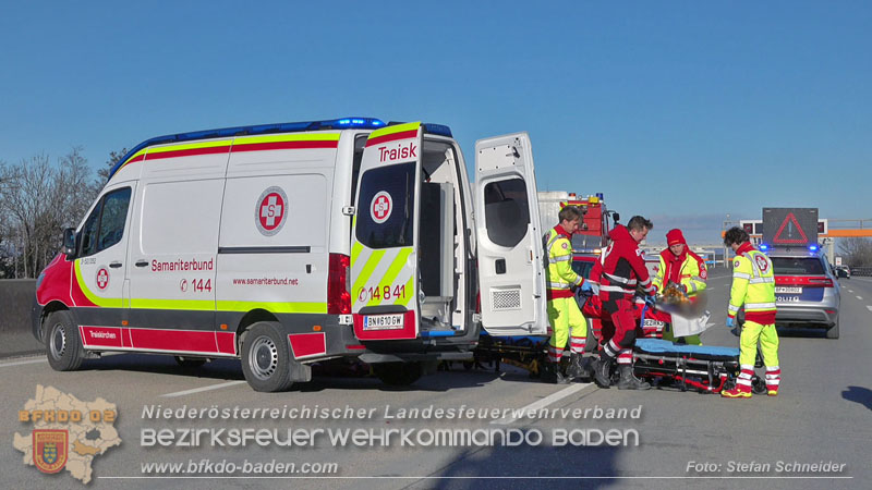 20260103_Pkw prallt gegen Streckendienstfahrzeug auf der A2 Foto: Stefan Schneider BFKDO BADEN 20260103_Pkw prallt gegen Streckendienstfahrzeug auf der A2 Foto: Stefan Schneider BFKDO BADEN