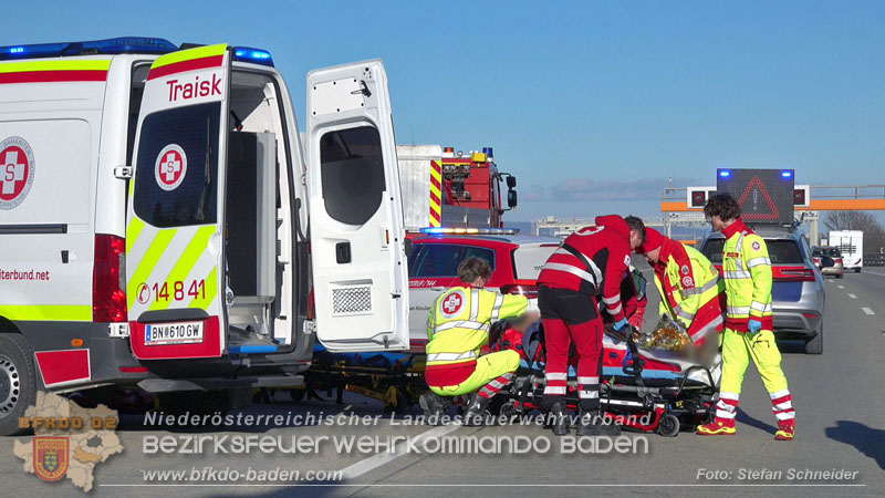 20260103_Pkw prallt gegen Streckendienstfahrzeug auf der A2 Foto: Stefan Schneider BFKDO BADEN 20260103_Pkw prallt gegen Streckendienstfahrzeug auf der A2 Foto: Stefan Schneider BFKDO BADEN