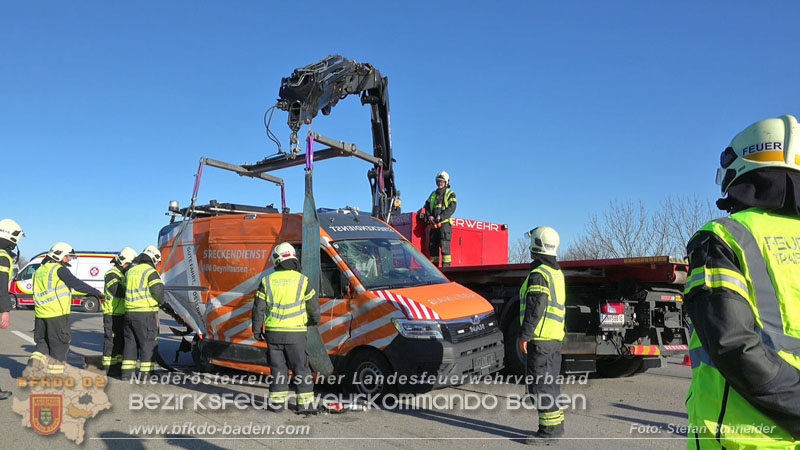 20260103_Pkw prallt gegen Streckendienstfahrzeug auf der A2 Foto: Stefan Schneider BFKDO BADEN 20260103_Pkw prallt gegen Streckendienstfahrzeug auf der A2 Foto: Stefan Schneider BFKDO BADEN