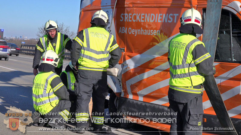 20260103_Pkw prallt gegen Streckendienstfahrzeug auf der A2 Foto: Stefan Schneider BFKDO BADEN 20260103_Pkw prallt gegen Streckendienstfahrzeug auf der A2 Foto: Stefan Schneider BFKDO BADEN