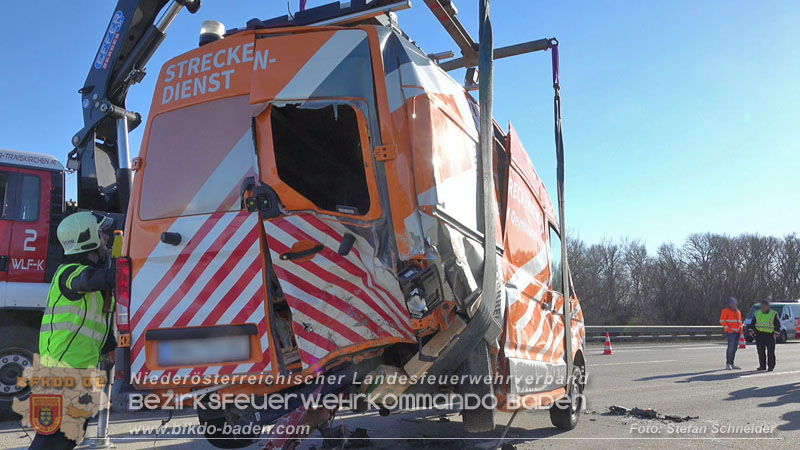 20260103_Pkw prallt gegen Streckendienstfahrzeug auf der A2 Foto: Stefan Schneider BFKDO BADEN 20260103_Pkw prallt gegen Streckendienstfahrzeug auf der A2 Foto: Stefan Schneider BFKDO BADEN