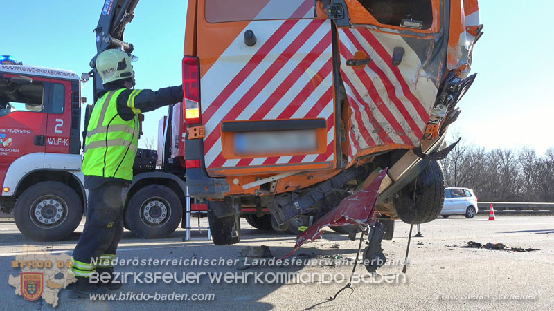 20260103_Pkw prallt gegen Streckendienstfahrzeug auf der A2 Foto: Stefan Schneider BFKDO BADEN 20260103_Pkw prallt gegen Streckendienstfahrzeug auf der A2 Foto: Stefan Schneider BFKDO BADEN