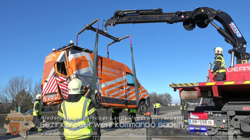 20260103_Pkw prallt gegen Streckendienstfahrzeug auf der A2 Foto: Stefan Schneider BFKDO BADEN 20260103_Pkw prallt gegen Streckendienstfahrzeug auf der A2 Foto: Stefan Schneider BFKDO BADEN