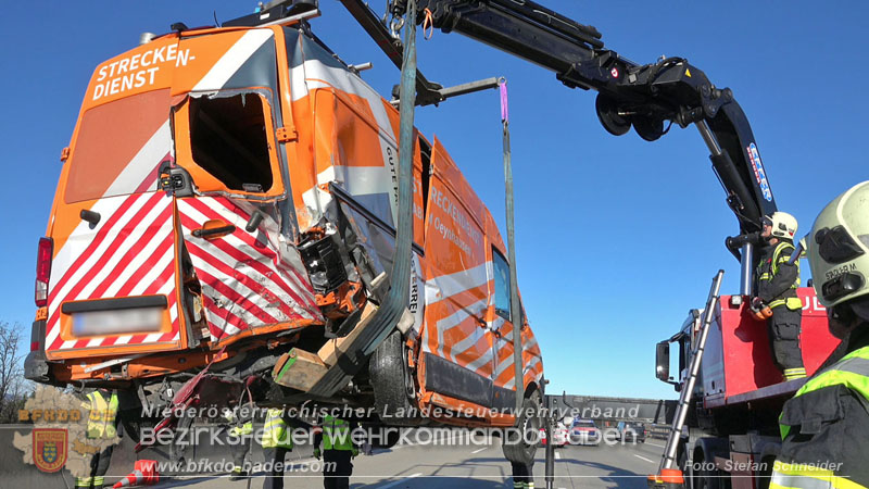 20260103_Pkw prallt gegen Streckendienstfahrzeug auf der A2 Foto: Stefan Schneider BFKDO BADEN 20260103_Pkw prallt gegen Streckendienstfahrzeug auf der A2 Foto: Stefan Schneider BFKDO BADEN
