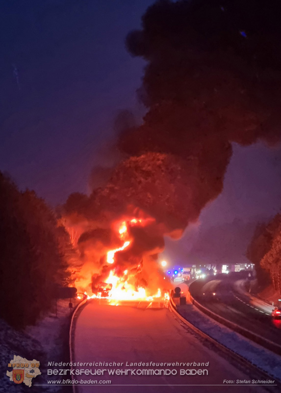 20260109_Vollbrand LKW Sattelzug auf der A21 bei Heiligenkreuz NÖ fordert Einsatzkräfte über Stunden  Foto: Stefan Schneider BFKDO BADEN
