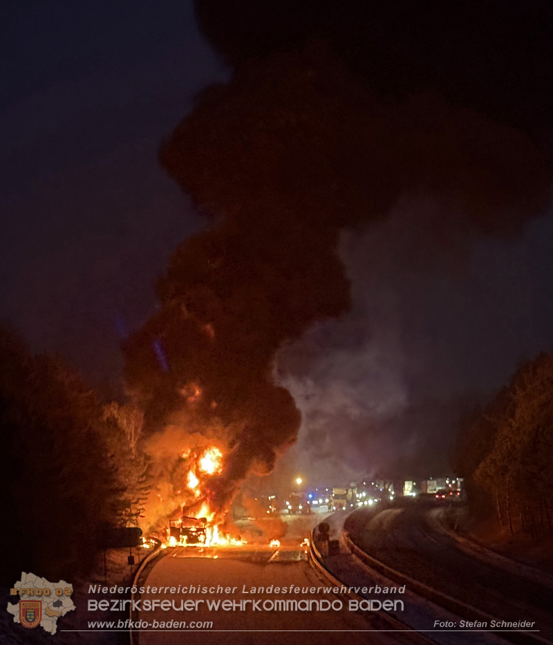 20260109_Vollbrand LKW Sattelzug auf der A21 bei Heiligenkreuz NÖ fordert Einsatzkräfte über Stunden  Foto: Stefan Schneider BFKDO BADEN