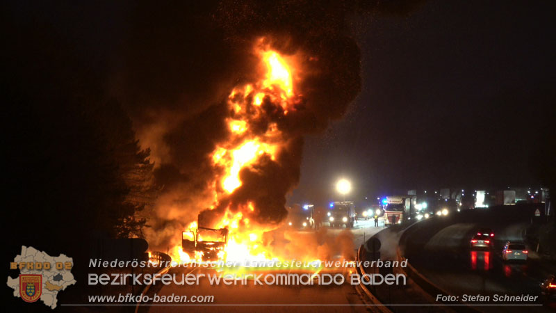 20260109_Vollbrand LKW Sattelzug auf der A21 bei Heiligenkreuz NÖ fordert Einsatzkräfte über Stunden  Foto: Stefan Schneider BFKDO BADEN