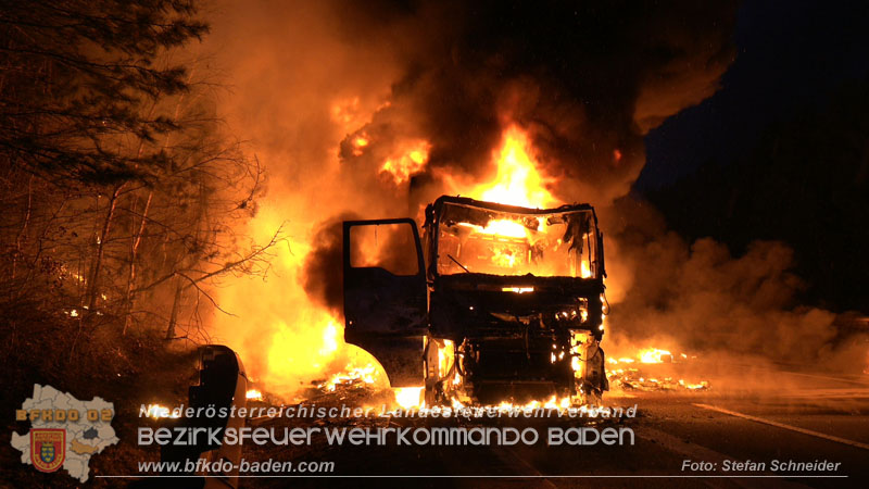 20260109_Vollbrand LKW Sattelzug auf der A21 bei Heiligenkreuz NÖ fordert Einsatzkräfte über Stunden  Foto: Stefan Schneider BFKDO BADEN