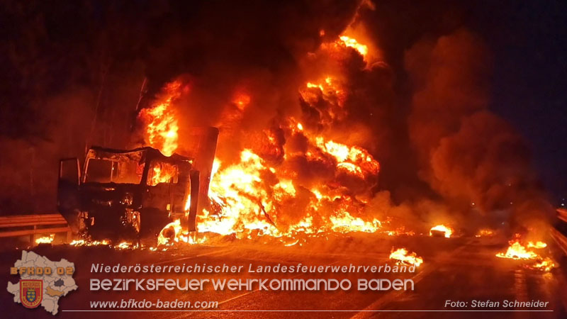 20260109_Vollbrand LKW Sattelzug auf der A21 bei Heiligenkreuz NÖ fordert Einsatzkräfte über Stunden  Foto: Stefan Schneider BFKDO BADEN