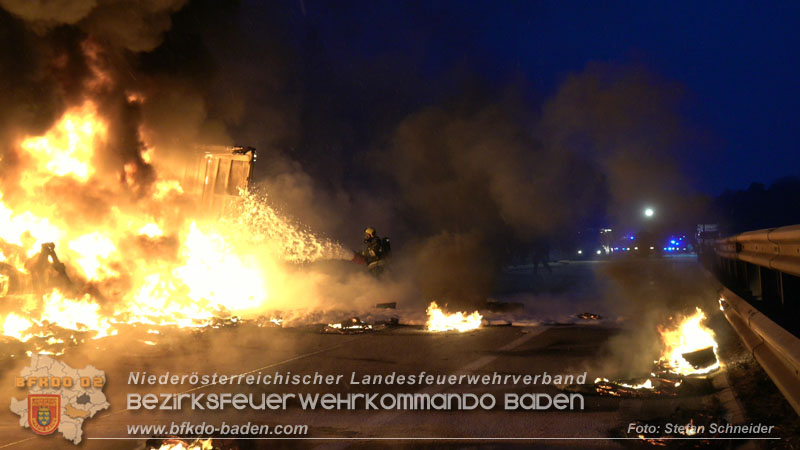 20260109_Vollbrand LKW Sattelzug auf der A21 bei Heiligenkreuz NÖ fordert Einsatzkräfte über Stunden  Foto: Stefan Schneider BFKDO BADEN