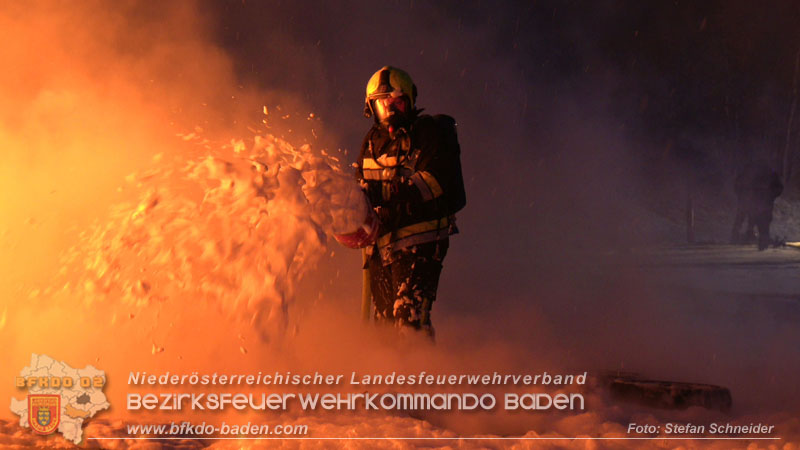 20260109_Vollbrand LKW Sattelzug auf der A21 bei Heiligenkreuz NÖ fordert Einsatzkräfte über Stunden  Foto: Stefan Schneider BFKDO BADEN