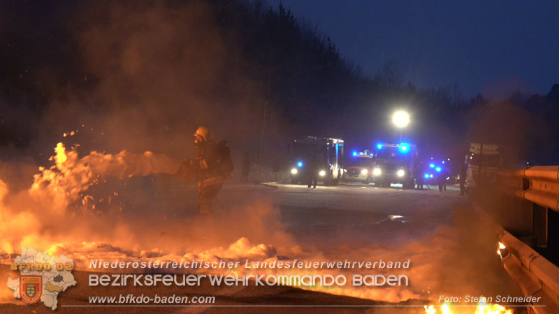 20260109_Vollbrand LKW Sattelzug auf der A21 bei Heiligenkreuz NÖ fordert Einsatzkräfte über Stunden  Foto: Stefan Schneider BFKDO BADEN