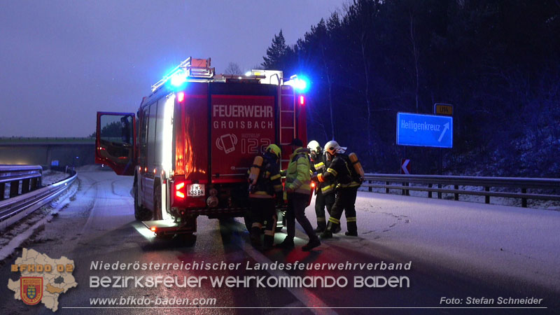 20260109_Vollbrand LKW Sattelzug auf der A21 bei Heiligenkreuz NÖ fordert Einsatzkräfte über Stunden  Foto: Stefan Schneider BFKDO BADEN