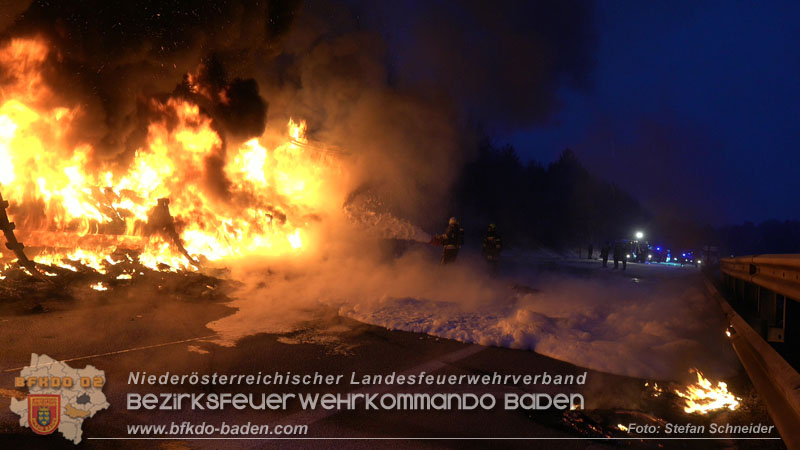 20260109_Vollbrand LKW Sattelzug auf der A21 bei Heiligenkreuz NÖ fordert Einsatzkräfte über Stunden  Foto: Stefan Schneider BFKDO BADEN