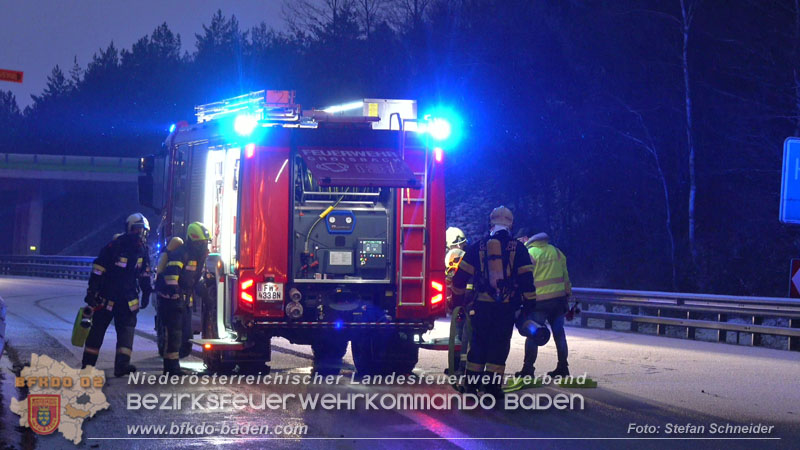 20260109_Vollbrand LKW Sattelzug auf der A21 bei Heiligenkreuz NÖ fordert Einsatzkräfte über Stunden  Foto: Stefan Schneider BFKDO BADEN