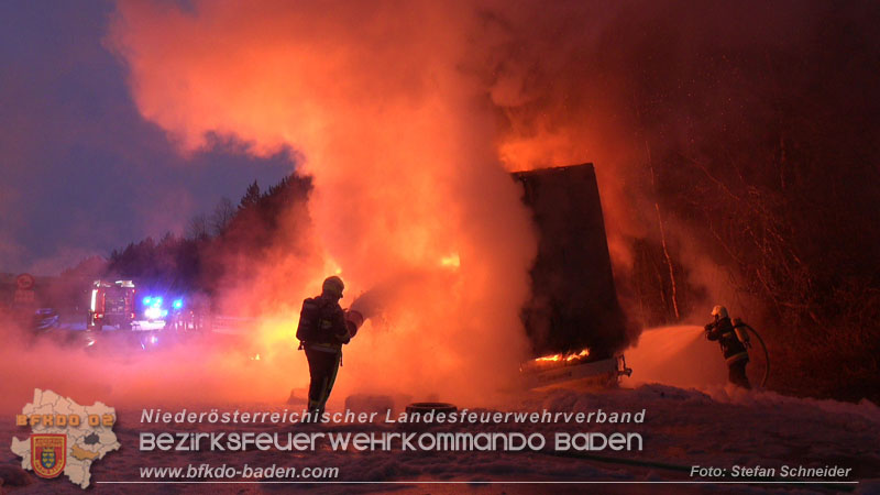 20260109_Vollbrand LKW Sattelzug auf der A21 bei Heiligenkreuz NÖ fordert Einsatzkräfte über Stunden  Foto: Stefan Schneider BFKDO BADEN