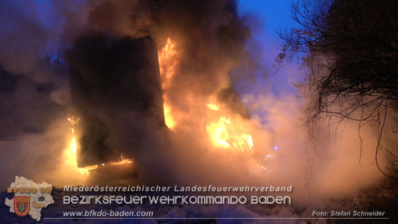 20260109_Vollbrand LKW Sattelzug auf der A21 bei Heiligenkreuz NÖ fordert Einsatzkräfte über Stunden  Foto: Stefan Schneider BFKDO BADEN