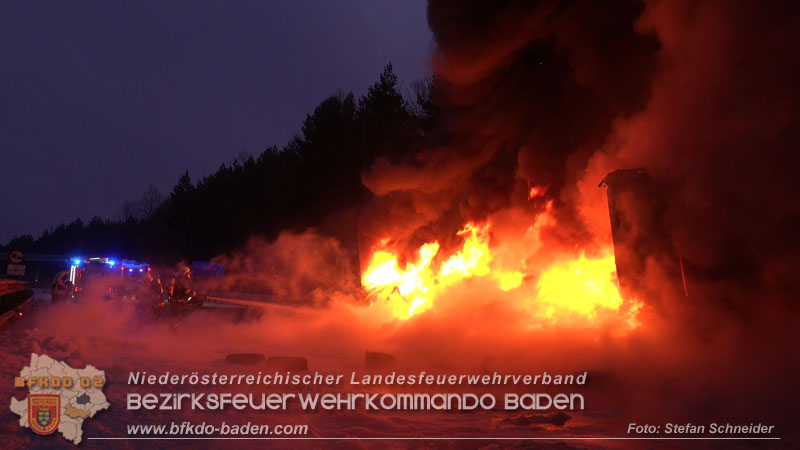 20260109_Vollbrand LKW Sattelzug auf der A21 bei Heiligenkreuz NÖ fordert Einsatzkräfte über Stunden  Foto: Stefan Schneider BFKDO BADEN