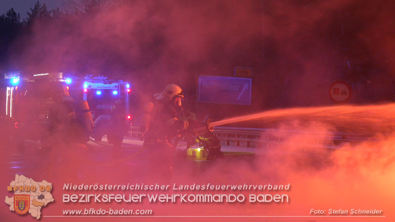 20260109_Vollbrand LKW Sattelzug auf der A21 bei Heiligenkreuz NÖ fordert Einsatzkräfte über Stunden  Foto: Stefan Schneider BFKDO BADEN