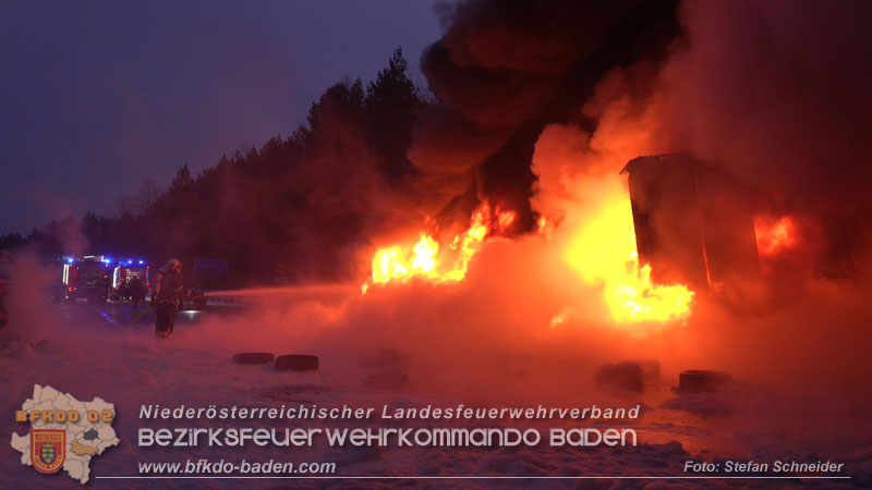 20260109_Vollbrand LKW Sattelzug auf der A21 bei Heiligenkreuz NÖ fordert Einsatzkräfte über Stunden  Foto: Stefan Schneider BFKDO BADEN