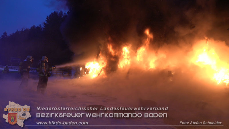 20260109_Vollbrand LKW Sattelzug auf der A21 bei Heiligenkreuz NÖ fordert Einsatzkräfte über Stunden  Foto: Stefan Schneider BFKDO BADEN
