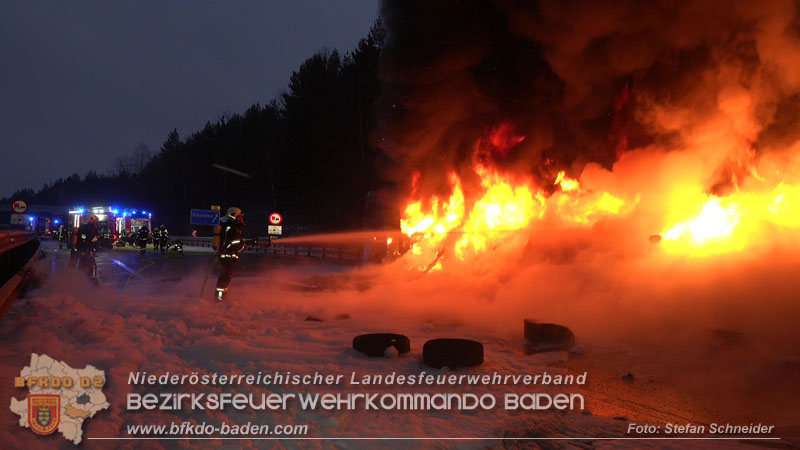 20260109_Vollbrand LKW Sattelzug auf der A21 bei Heiligenkreuz NÖ fordert Einsatzkräfte über Stunden  Foto: Stefan Schneider BFKDO BADEN