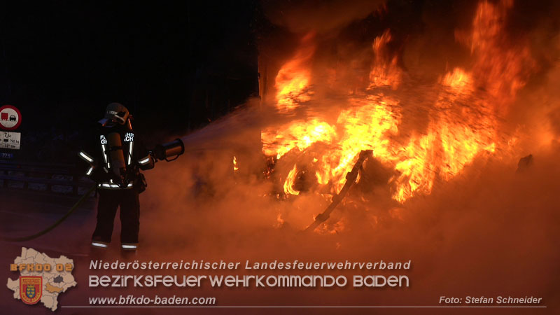 20260109_Vollbrand LKW Sattelzug auf der A21 bei Heiligenkreuz NÖ fordert Einsatzkräfte über Stunden  Foto: Stefan Schneider BFKDO BADEN
