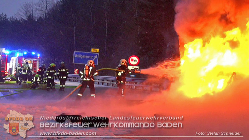 20260109_Vollbrand LKW Sattelzug auf der A21 bei Heiligenkreuz NÖ fordert Einsatzkräfte über Stunden  Foto: Stefan Schneider BFKDO BADEN