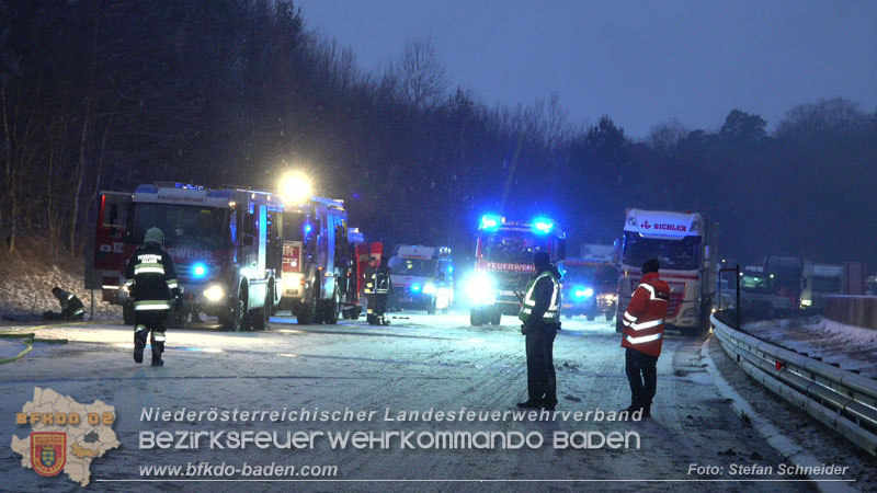 20260109_Vollbrand LKW Sattelzug auf der A21 bei Heiligenkreuz NÖ fordert Einsatzkräfte über Stunden  Foto: Stefan Schneider BFKDO BADEN