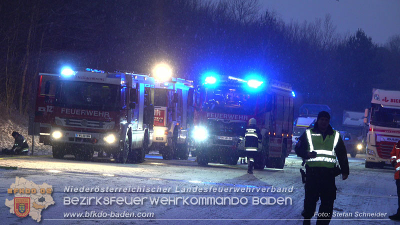 20260109_Vollbrand LKW Sattelzug auf der A21 bei Heiligenkreuz NÖ fordert Einsatzkräfte über Stunden  Foto: Stefan Schneider BFKDO BADEN