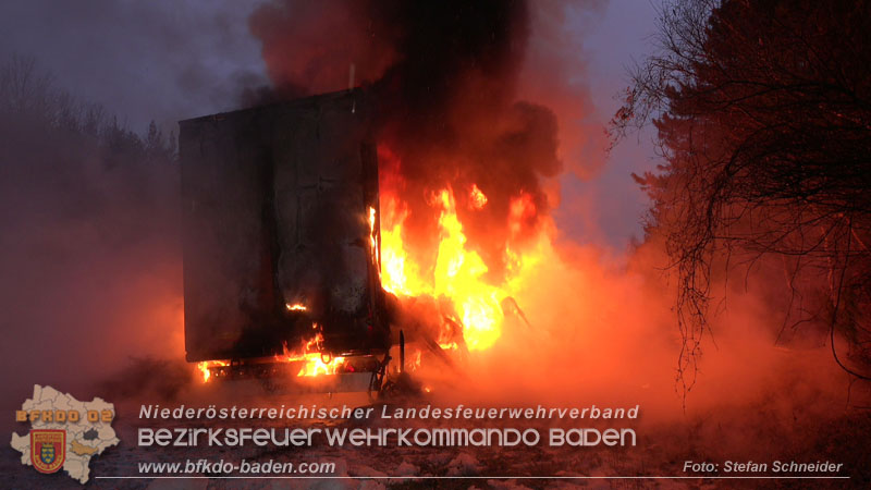 20260109_Vollbrand LKW Sattelzug auf der A21 bei Heiligenkreuz NÖ fordert Einsatzkräfte über Stunden  Foto: Stefan Schneider BFKDO BADEN