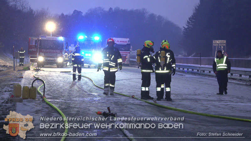 20260109_Vollbrand LKW Sattelzug auf der A21 bei Heiligenkreuz NÖ fordert Einsatzkräfte über Stunden  Foto: Stefan Schneider BFKDO BADEN