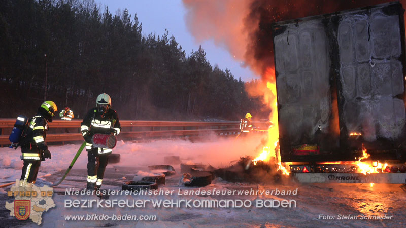 20260109_Vollbrand LKW Sattelzug auf der A21 bei Heiligenkreuz NÖ fordert Einsatzkräfte über Stunden  Foto: Stefan Schneider BFKDO BADEN