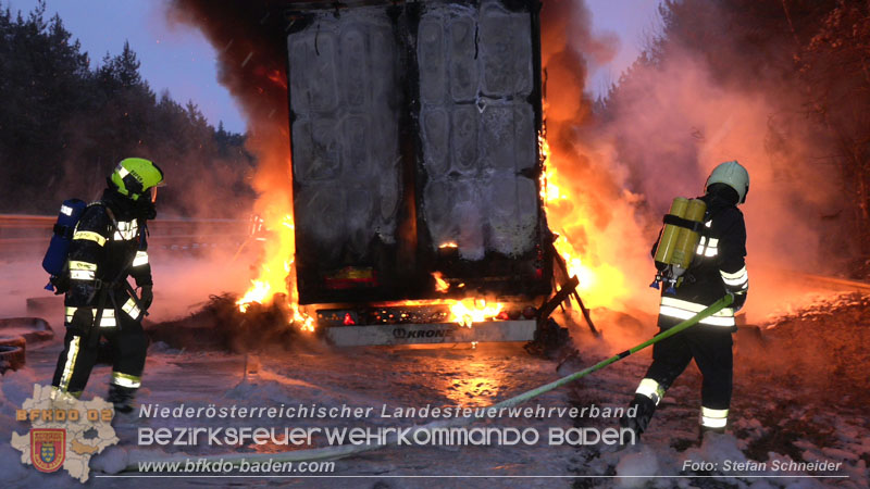 20260109_Vollbrand LKW Sattelzug auf der A21 bei Heiligenkreuz NÖ fordert Einsatzkräfte über Stunden  Foto: Stefan Schneider BFKDO BADEN