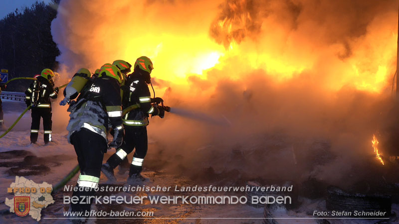 20260109_Vollbrand LKW Sattelzug auf der A21 bei Heiligenkreuz NÖ fordert Einsatzkräfte über Stunden  Foto: Stefan Schneider BFKDO BADEN