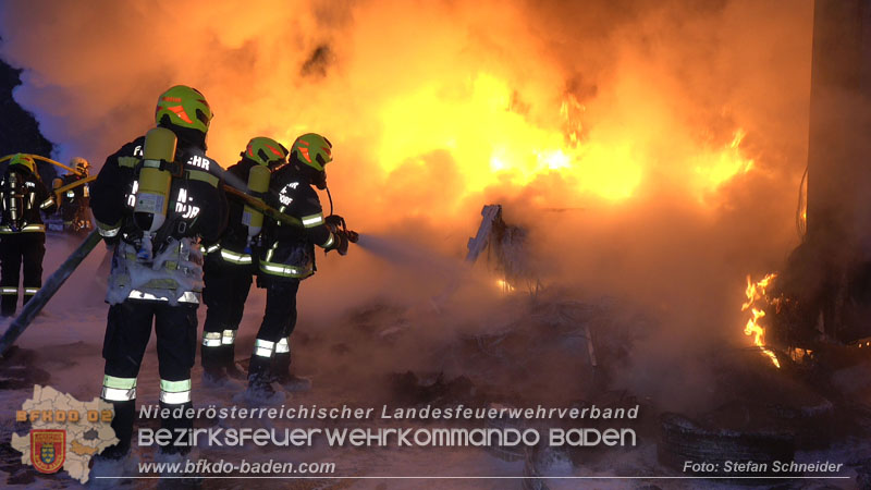 20260109_Vollbrand LKW Sattelzug auf der A21 bei Heiligenkreuz NÖ fordert Einsatzkräfte über Stunden  Foto: Stefan Schneider BFKDO BADEN